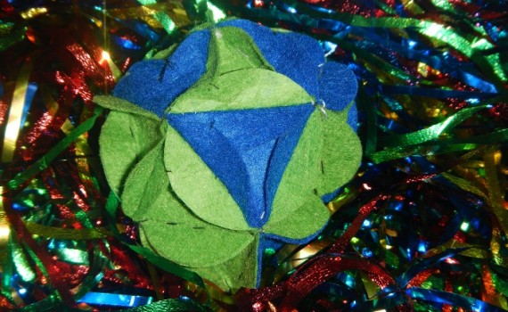 Новогодние шары из фетра на елку