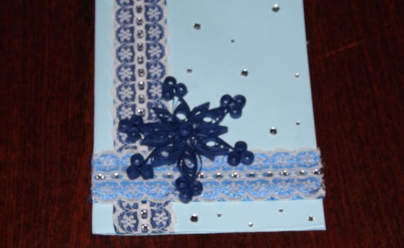 Рождественская или новогодняя открытка в технике квилинг своими руками