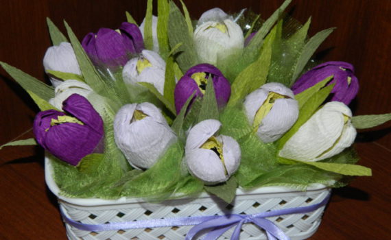 Цветы крокусы из бумаги с конфетами своими руками