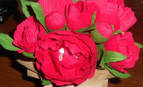 Пионы из бумаги с конфетами своими руками