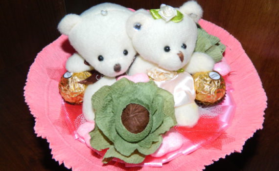 Как крепить игрушку в букете с конфетами