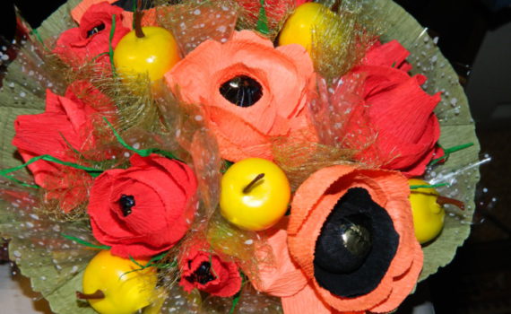 Красные анемоны из гофрированной бумаги и конфет своими руками