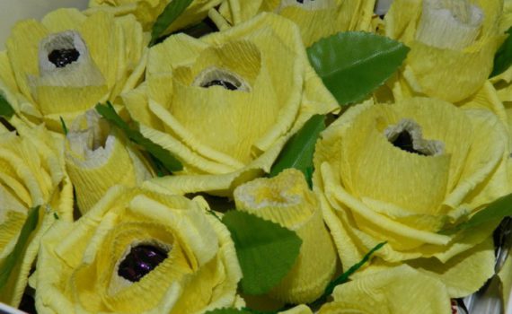 Бутон розы с конфетой из бумаги двух цветов