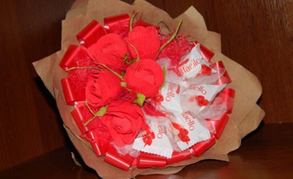 Сладкий букет-сердце из конфет и гофрированной бумаги