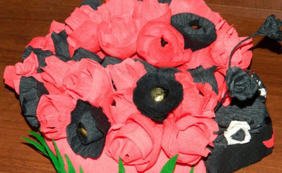 Божья коровка из бумаги и конфет своими руками